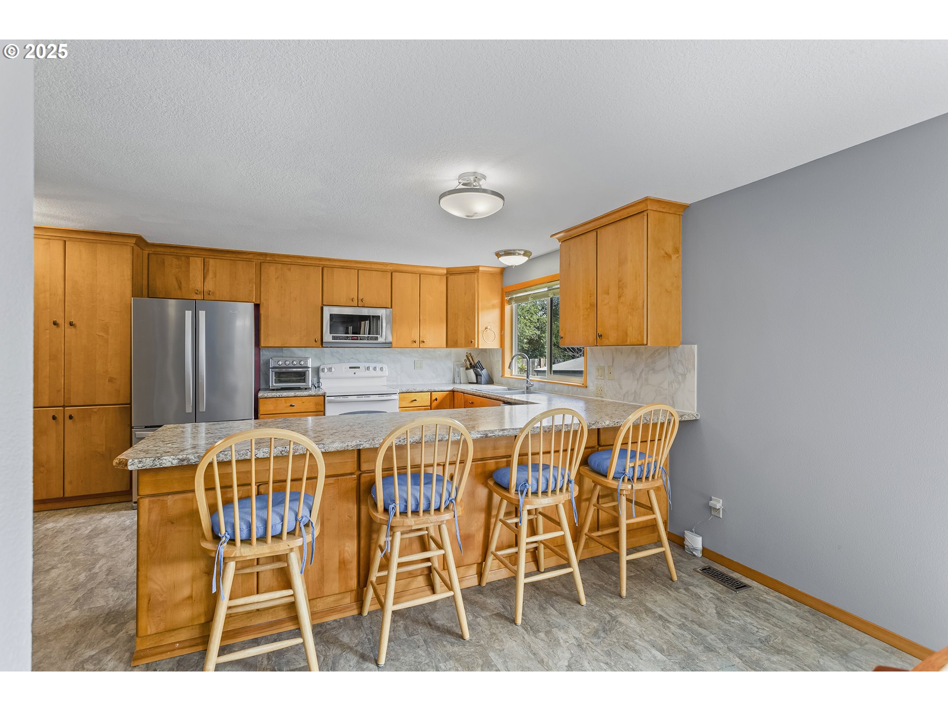 9630 Southwest Robbins Drive Beaverton, OR 97008 - Photo 13 of 35 a dining room with furniture and window