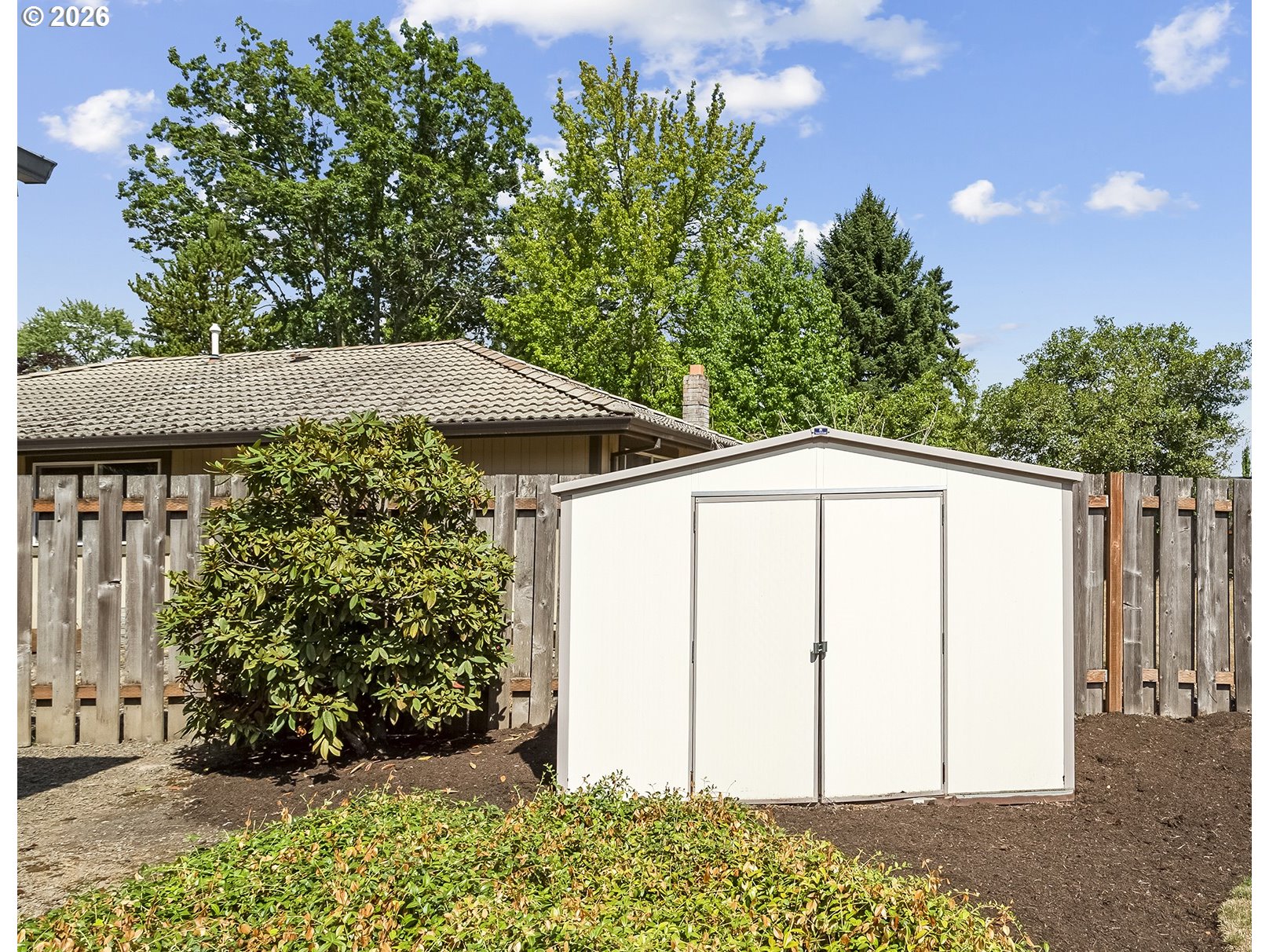 9630 Southwest Robbins Drive Beaverton, OR 97008 - Photo 33 of 35 a backyard of a house with lots of green space