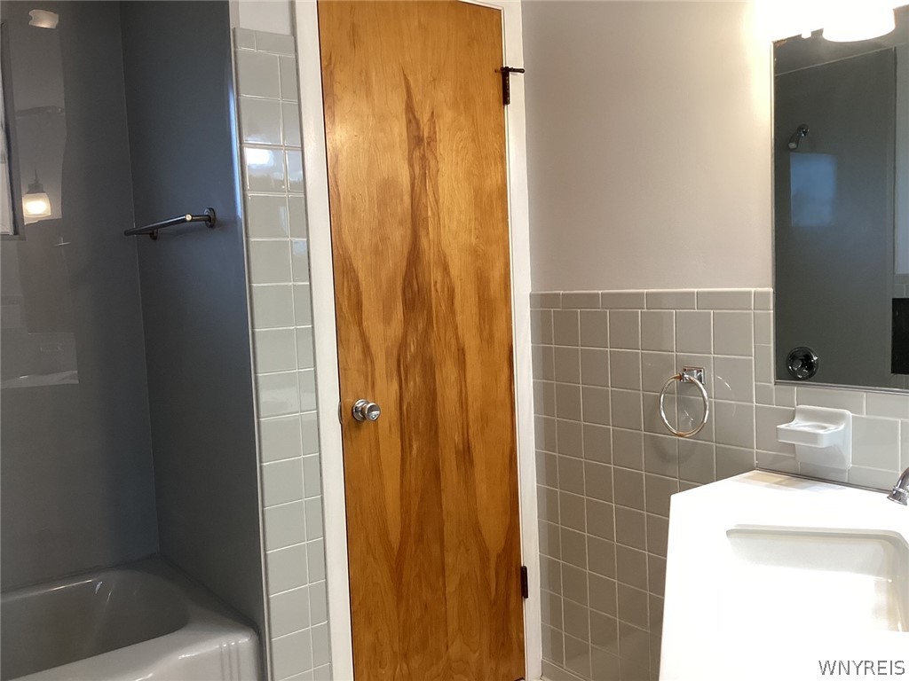 116 Forest Hill Drive Amherst, NY 14221 - Photo 4 of 11 Bathroom between Bdrms