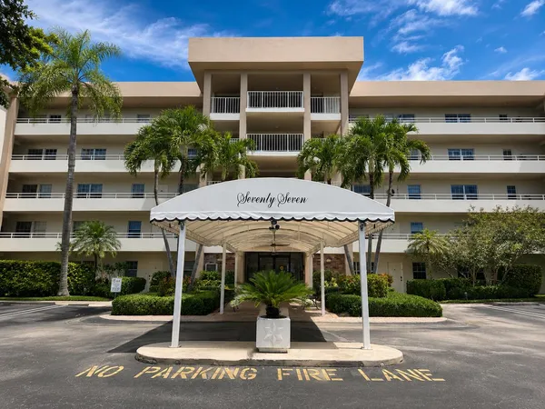 $393,700 | 3930 Oaks Clubhouse Drive, Unit 303, Pompano Beach, FL 33069