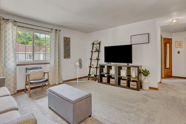 $935 | 5602 Berry Court, Greendale, WI 53129