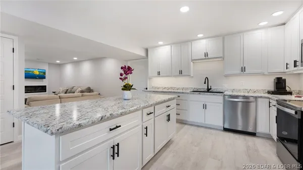 $749,900 | 224 Park Pl Drive, Kaiser, MO 65047