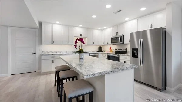 $749,900 | 224 Park Pl Drive, Kaiser, MO 65047