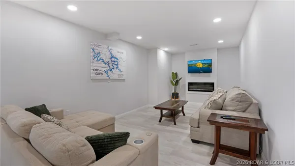 $749,900 | 224 Park Pl Drive, Kaiser, MO 65047