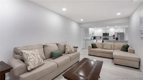 $749,900 | 224 Park Pl Drive, Kaiser, MO 65047