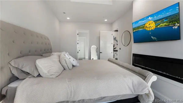 $749,900 | 224 Park Pl Drive, Kaiser, MO 65047