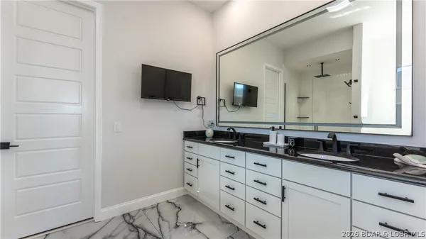 $749,900 | 224 Park Pl Drive, Kaiser, MO 65047