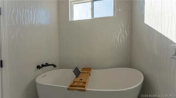 $749,900 | 224 Park Pl Drive, Kaiser, MO 65047