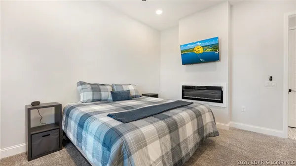 $749,900 | 224 Park Pl Drive, Kaiser, MO 65047