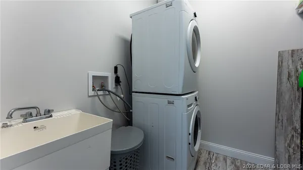 $749,900 | 224 Park Pl Drive, Kaiser, MO 65047