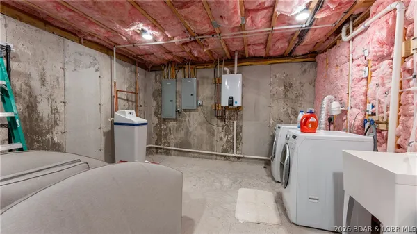 $749,900 | 224 Park Pl Drive, Kaiser, MO 65047