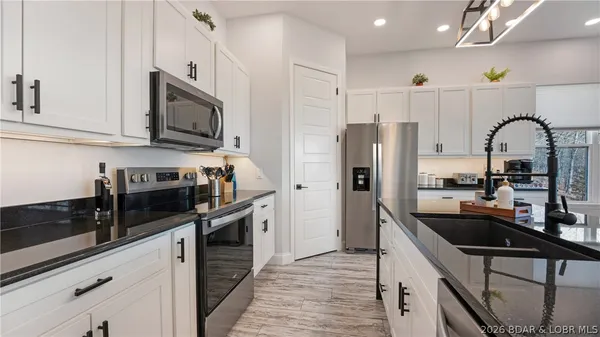 $749,900 | 224 Park Pl Drive, Kaiser, MO 65047