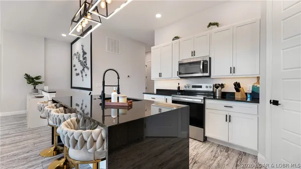 $749,900 | 224 Park Pl Drive, Kaiser, MO 65047