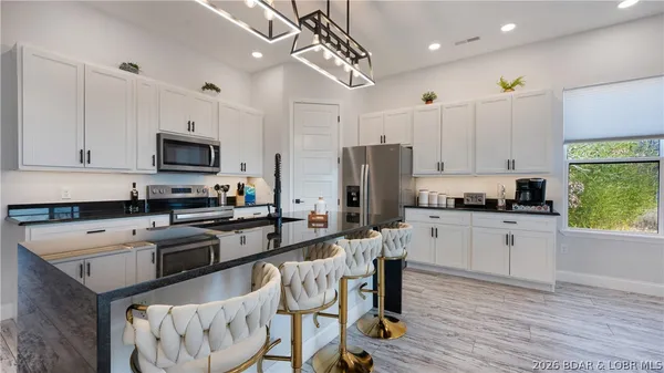 $749,900 | 224 Park Pl Drive, Kaiser, MO 65047