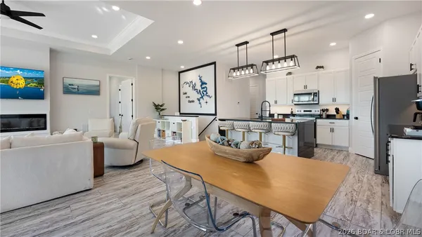 $749,900 | 224 Park Pl Drive, Kaiser, MO 65047