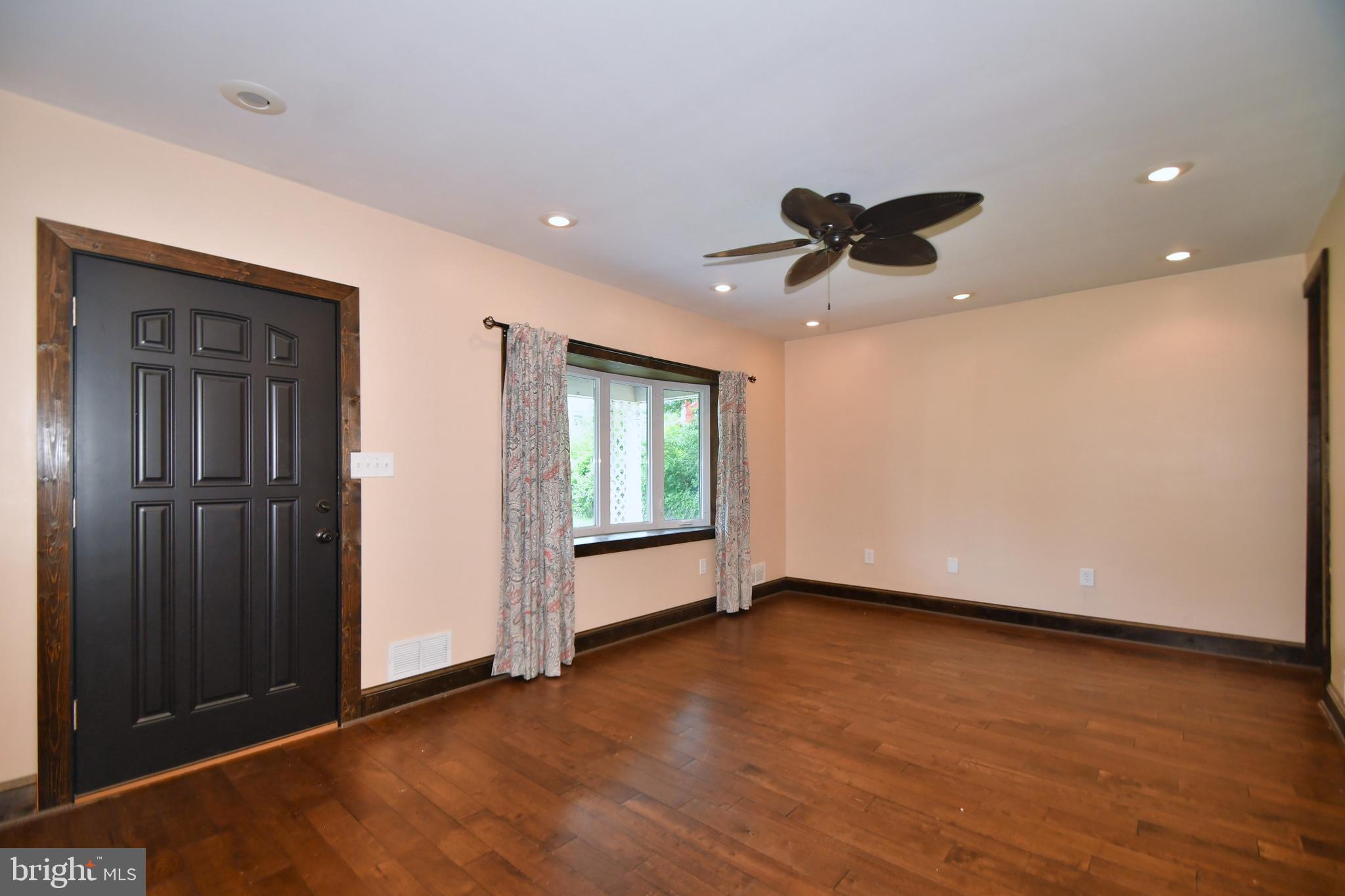 335 Stillwater Road Baltimore, MD 21221 - Photo 14 of 42 Living Room