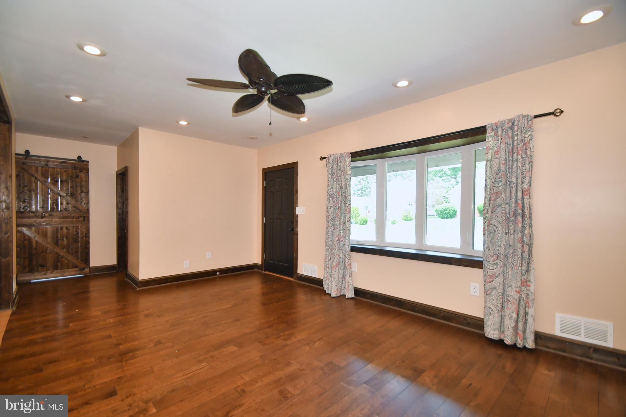 335 Stillwater Road Baltimore, MD 21221 - Photo 15 of 42 Living Room