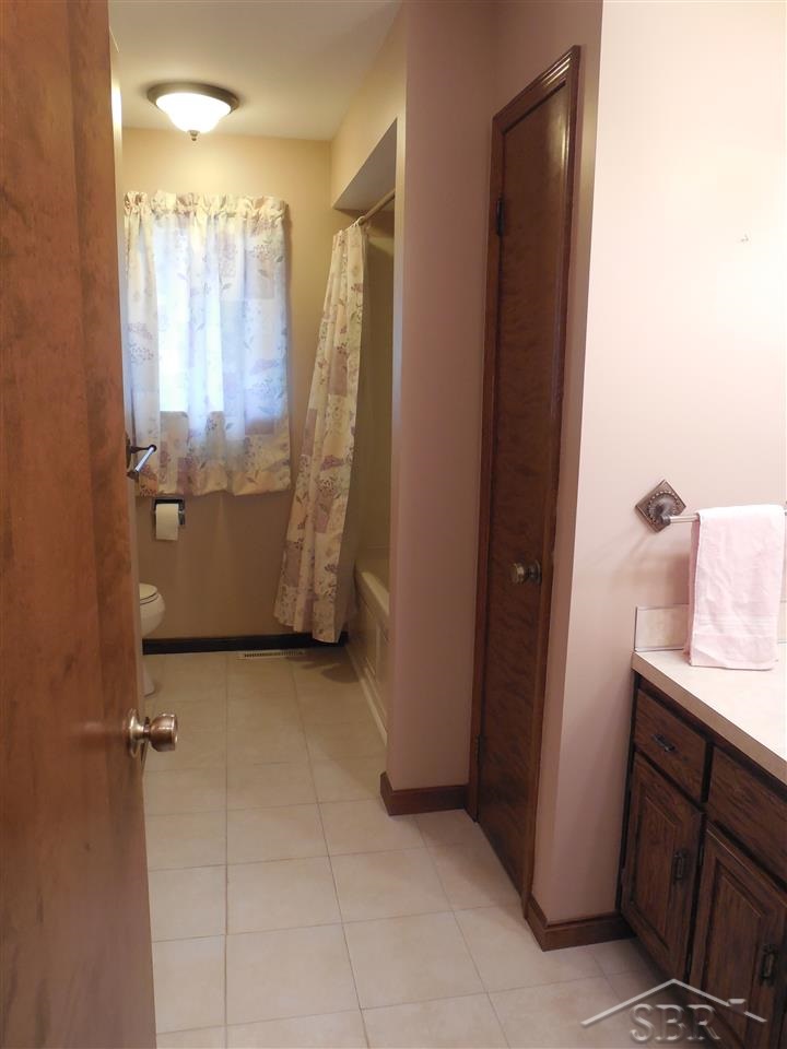 2106 Jarabec Road Saginaw, MI 48609 - Photo 17 of 28 31221326-16.JPG