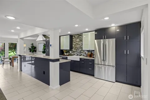 $1,100,000 | 17498 Northeast 40th Place, Unit I1, Redmond, WA 98052