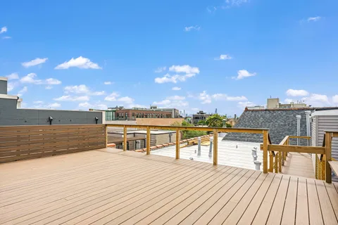 $325,000 | 1636 West Melrose Street, Unit 405, Chicago, IL 60657