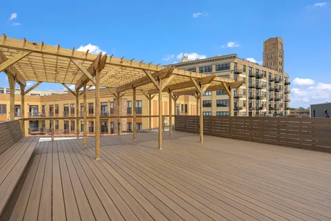 $325,000 | 1636 West Melrose Street, Unit 405, Chicago, IL 60657