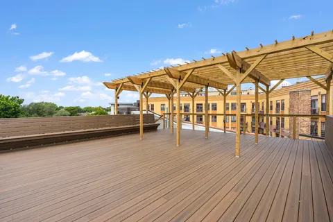 $325,000 | 1636 West Melrose Street, Unit 405, Chicago, IL 60657