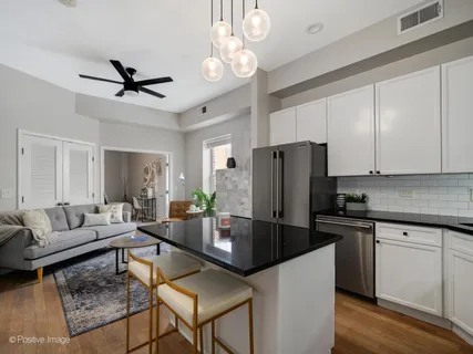 $325,000 | 1636 West Melrose Street, Unit 405, Chicago, IL 60657