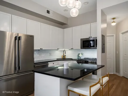 $325,000 | 1636 West Melrose Street, Unit 405, Chicago, IL 60657