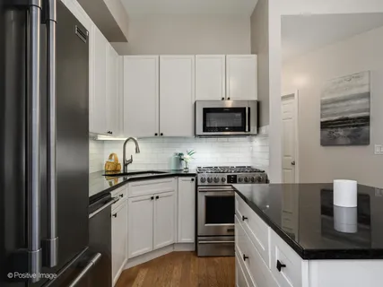 $325,000 | 1636 West Melrose Street, Unit 405, Chicago, IL 60657