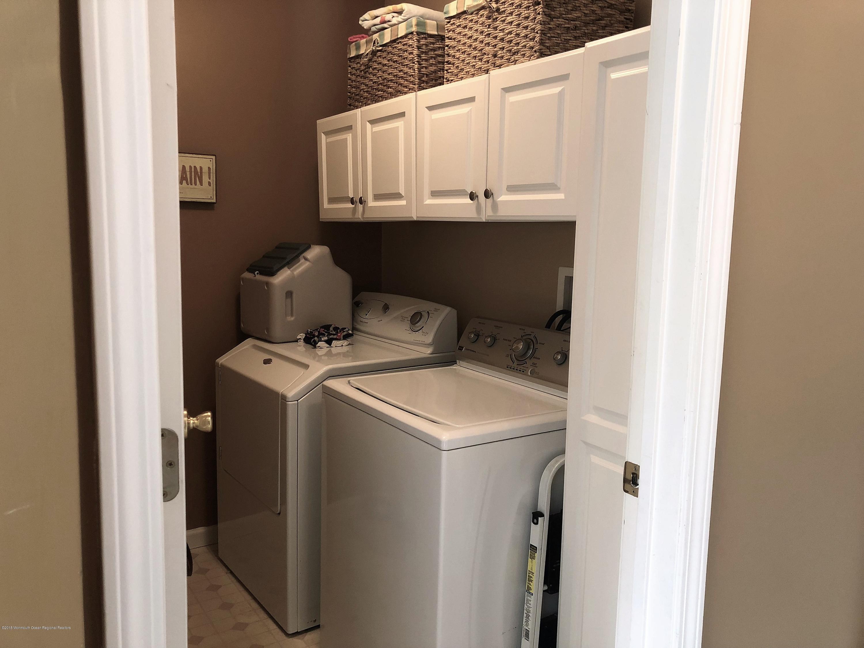 176 Barracuda Road Manahawkin, NJ 08050 - Photo 17 of 36 17 Laundry Room