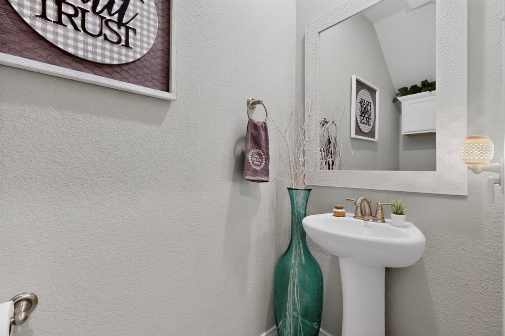 9801 Diamondback McKinney, TX 75071 - Photo 32 of 40 Bathroom with a textured wall