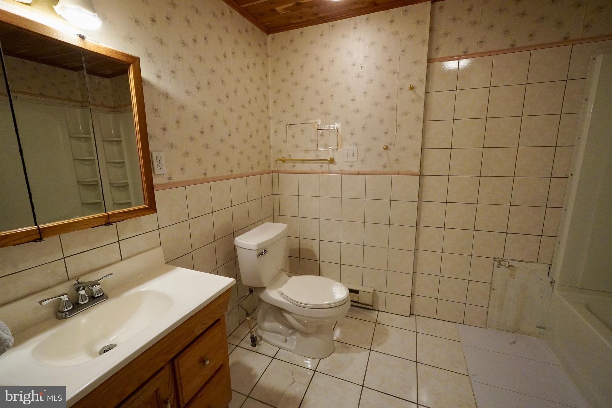 401 Ray Mar Road Oxford, PA 19363 - Photo 29 of 39 Hall Bath
