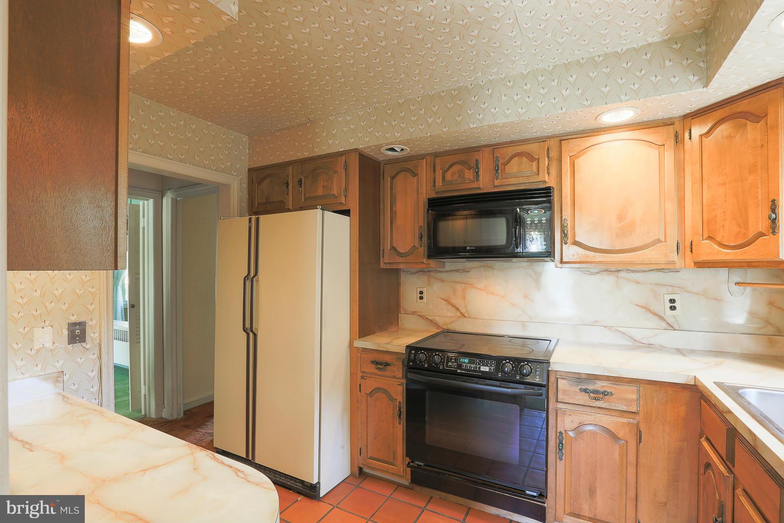 7005 Deerfield Road Pikesville, MD 21208 - Photo 3 of 30 Eat in Kitchen Breakfast bar.
