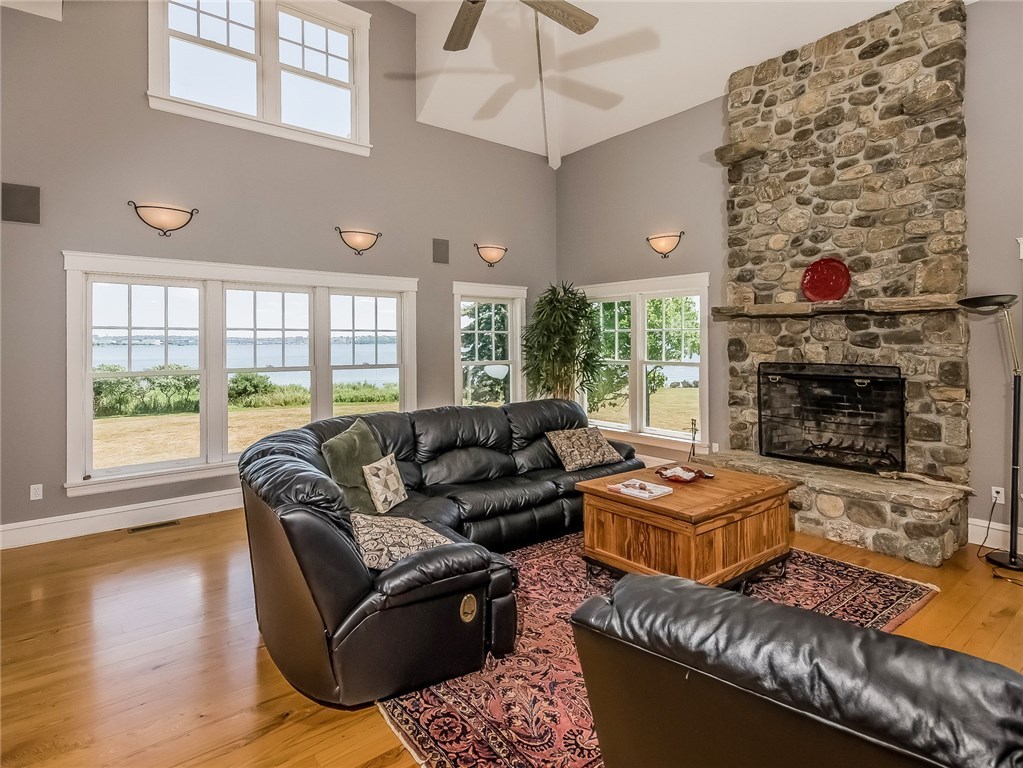 18 Stonegate Road Warren, RI 02885 - Photo 32 of 40 Carriage House - Living room