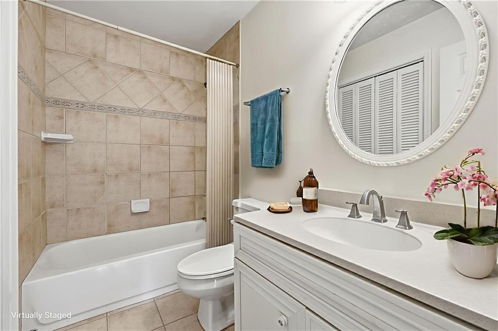 6500 Gaines Ferry Road, Unit I4 Flowery Branch, GA 30542 - Photo 27 of 29 a bathroom with a sink a toilet and a bathtub
