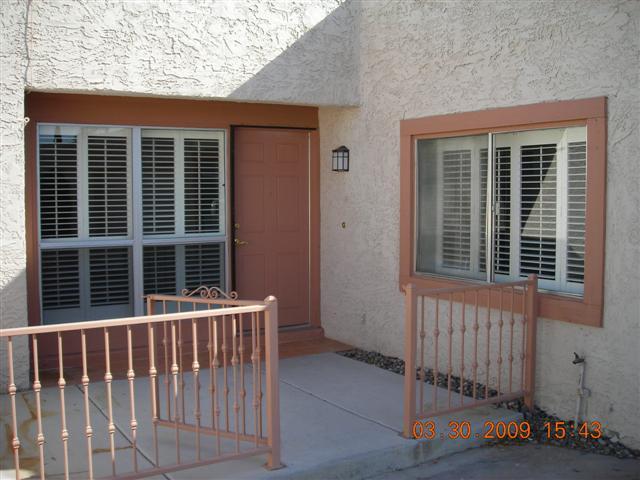 4039 East Bloomfield Road Phoenix, AZ 85032 - Photo 2 of 3 Front patio