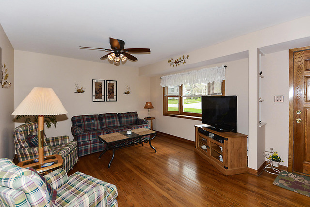 948 Meadow Road Northbrook, IL 60062 - Photo 2 of 25
