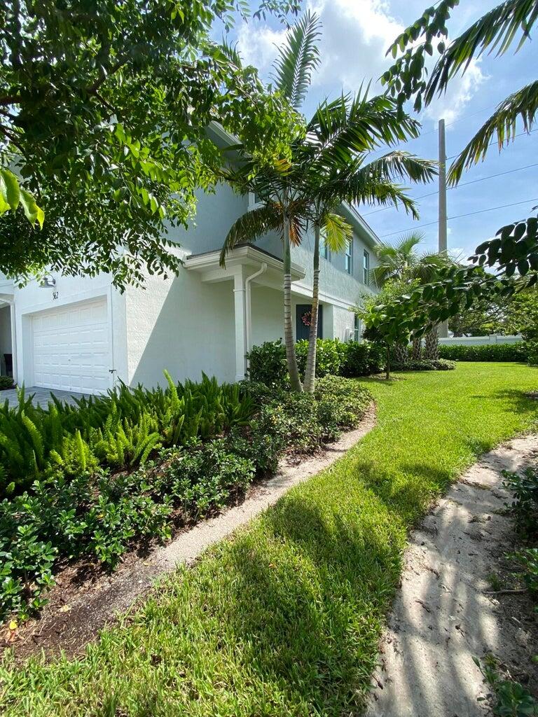 562 Parsons Way Deerfield Beach, FL 33442 - Photo 2 of 15 a house that has a lot of plants in it