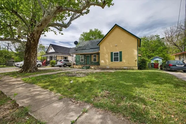 $269,900 | 724 South Elm Street, Sherman, TX 75090