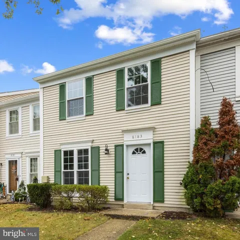 a view of a house with backyard and garden