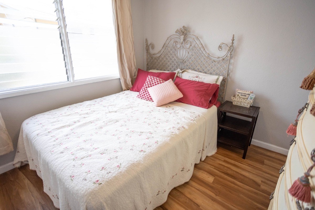 74-5618 Palani Road, Unit C2 Kailua-Kona, HI 96740 - Photo 6 of 8 a bed sitting in a bedroom next to a window