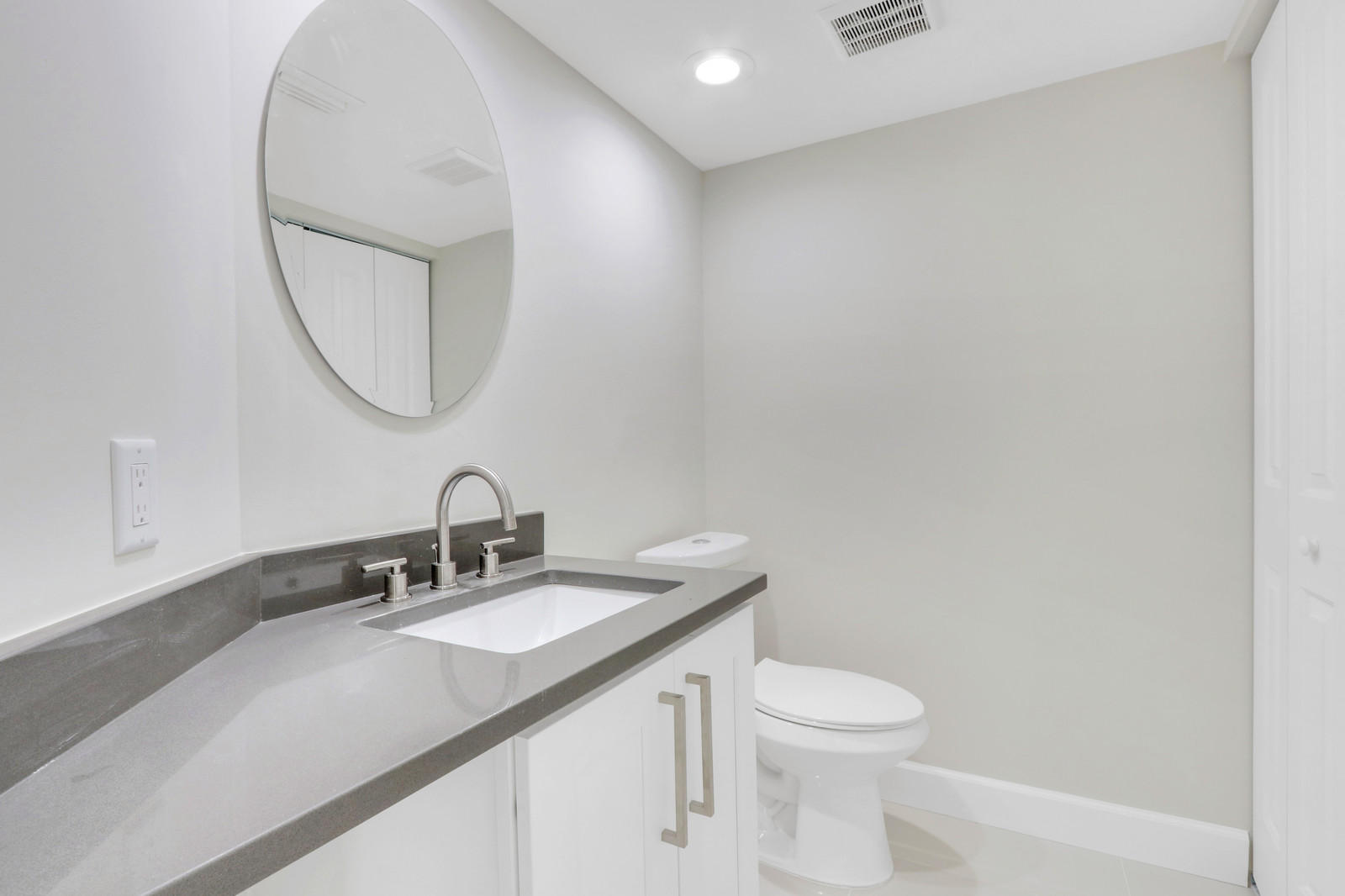 17029 Traverse Circle Jupiter, FL 33477 - Photo 20 of 30 Powder Room