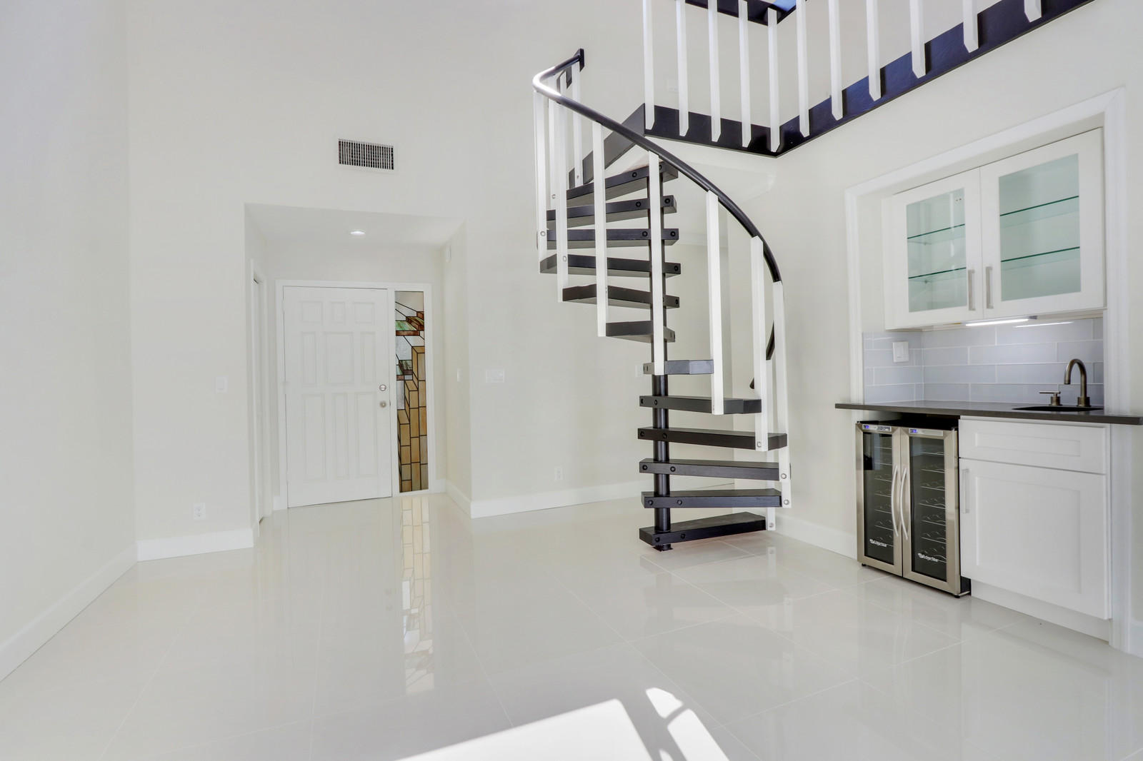 17029 Traverse Circle Jupiter, FL 33477 - Photo 5 of 30 Living Room/Wet Bar