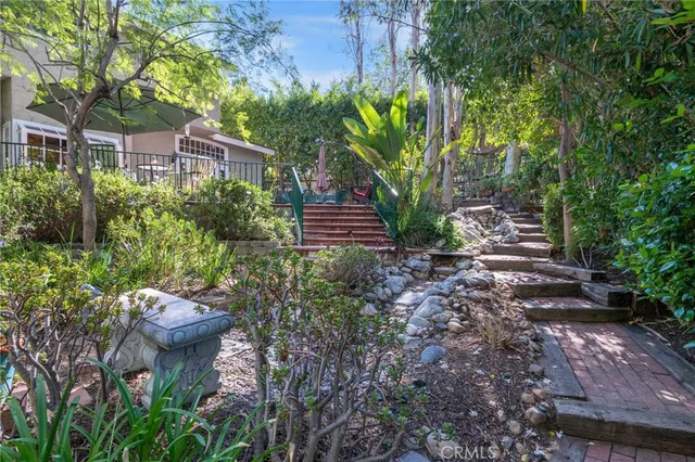 a view of yard with green space