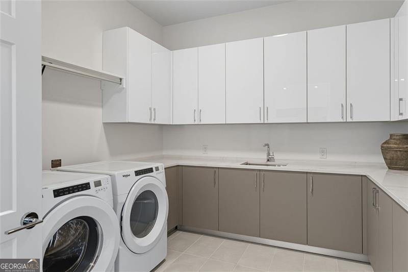 2425 Peachtree Road, Unit 1504 Atlanta, GA 30305 - Photo 16 of 66 a utility room with sink dryer and washer
