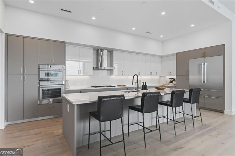 2425 Peachtree Road, Unit 1504 Atlanta, GA 30305 - Photo 7 of 66 a kitchen that has a table and chairs in it