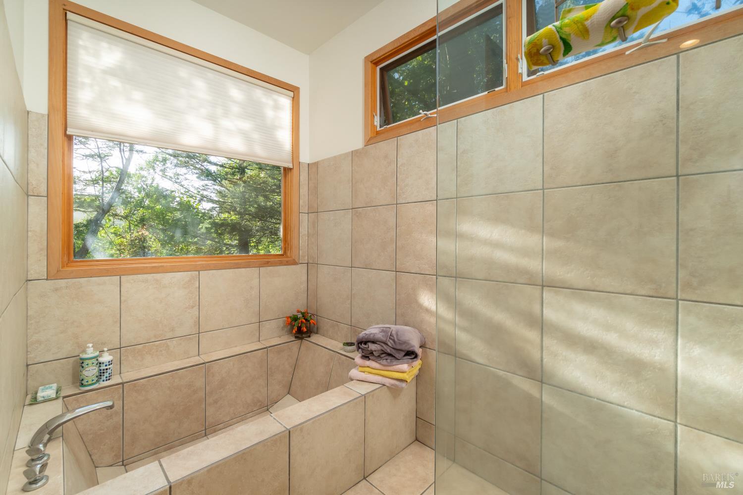 8 Circle Road San Rafael, CA 94903 - Photo 33 of 51 a bathroom with a bathtub and window
