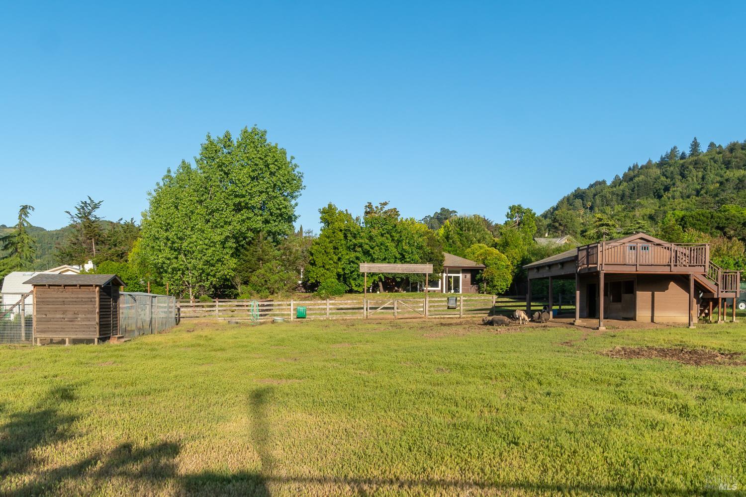 8 Circle Road San Rafael, CA 94903 - Photo 51 of 51 a backyard of a house with table and chairs