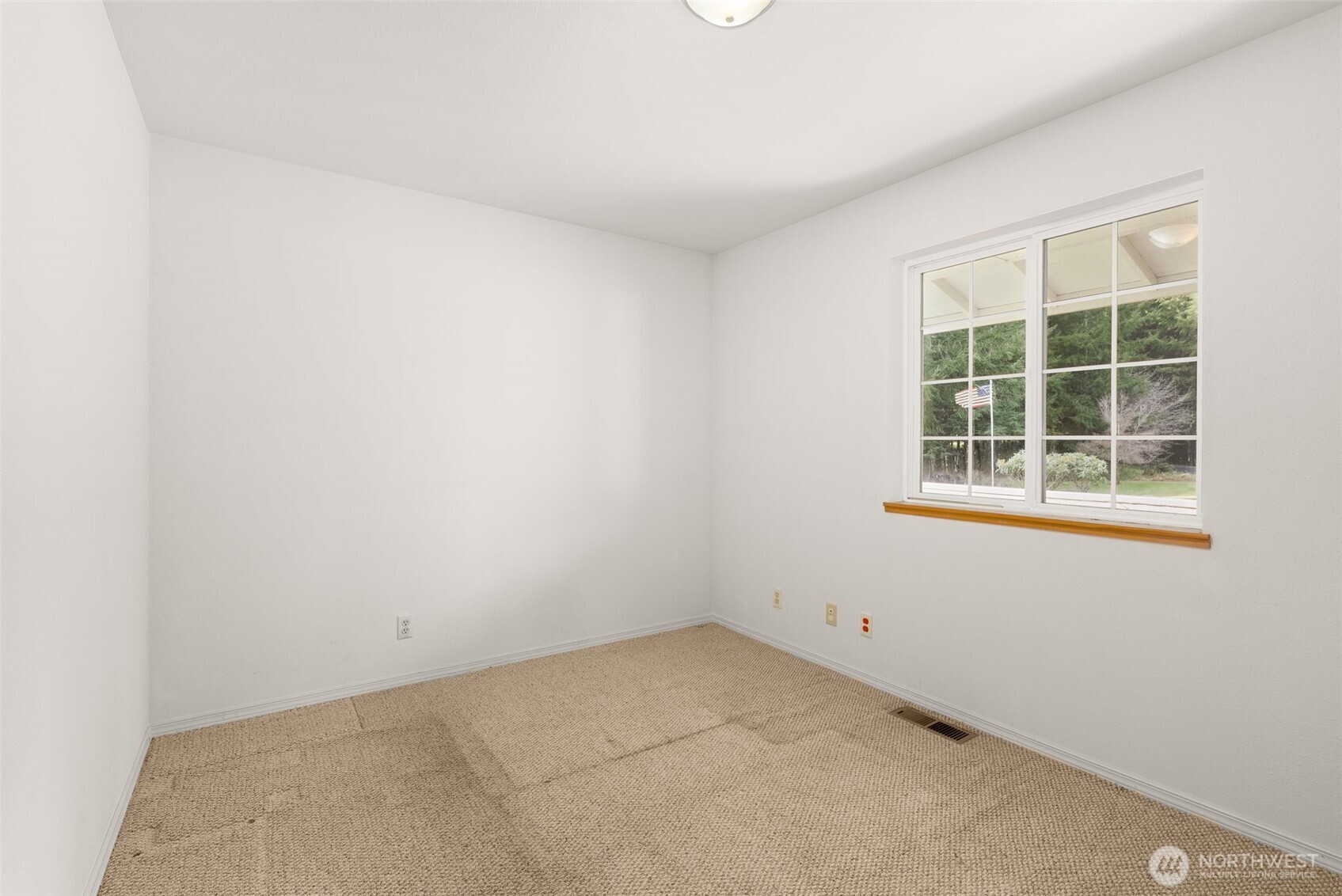 570 Wynoochee Valley Road Montesano, WA 98563 - Photo 13 of 28 an empty room with a window