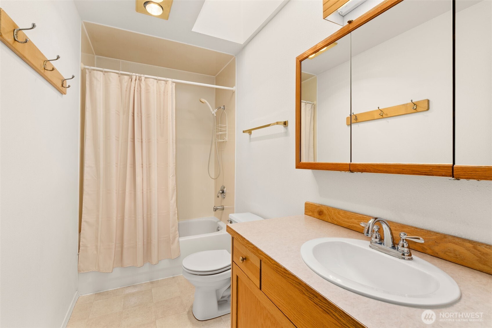 570 Wynoochee Valley Road Montesano, WA 98563 - Photo 14 of 28 a bathroom with a toilet a sink and a mirror